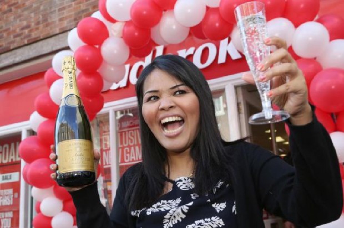 โชคหล่น!สาวไทยถูกรางวัล52ล้านในอังกฤษ โชคหล่น!สาวไทยถูกรางวัล52ล้านในอังกฤษ