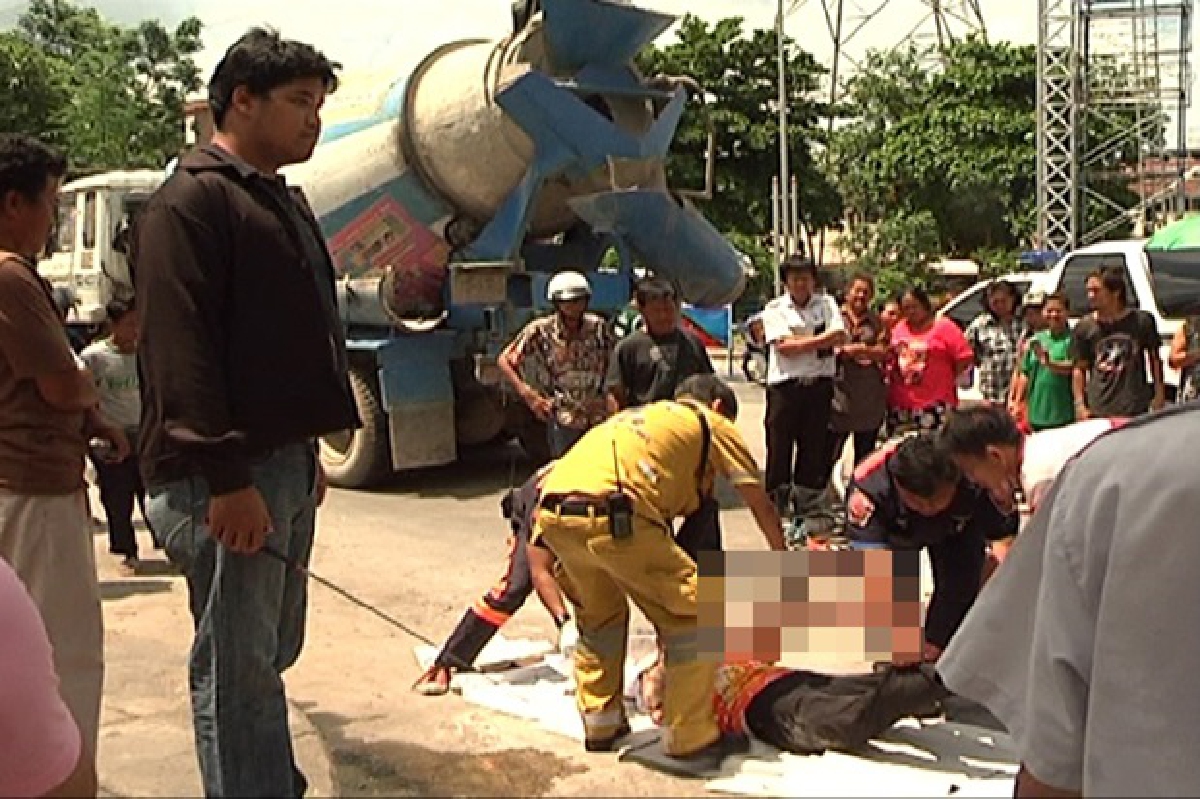 สาวใหญ่ดวงกุดโดนรถปูนเหยียบดับ สาวใหญ่ดวงกุดโดนรถปูนเหยียบดับ