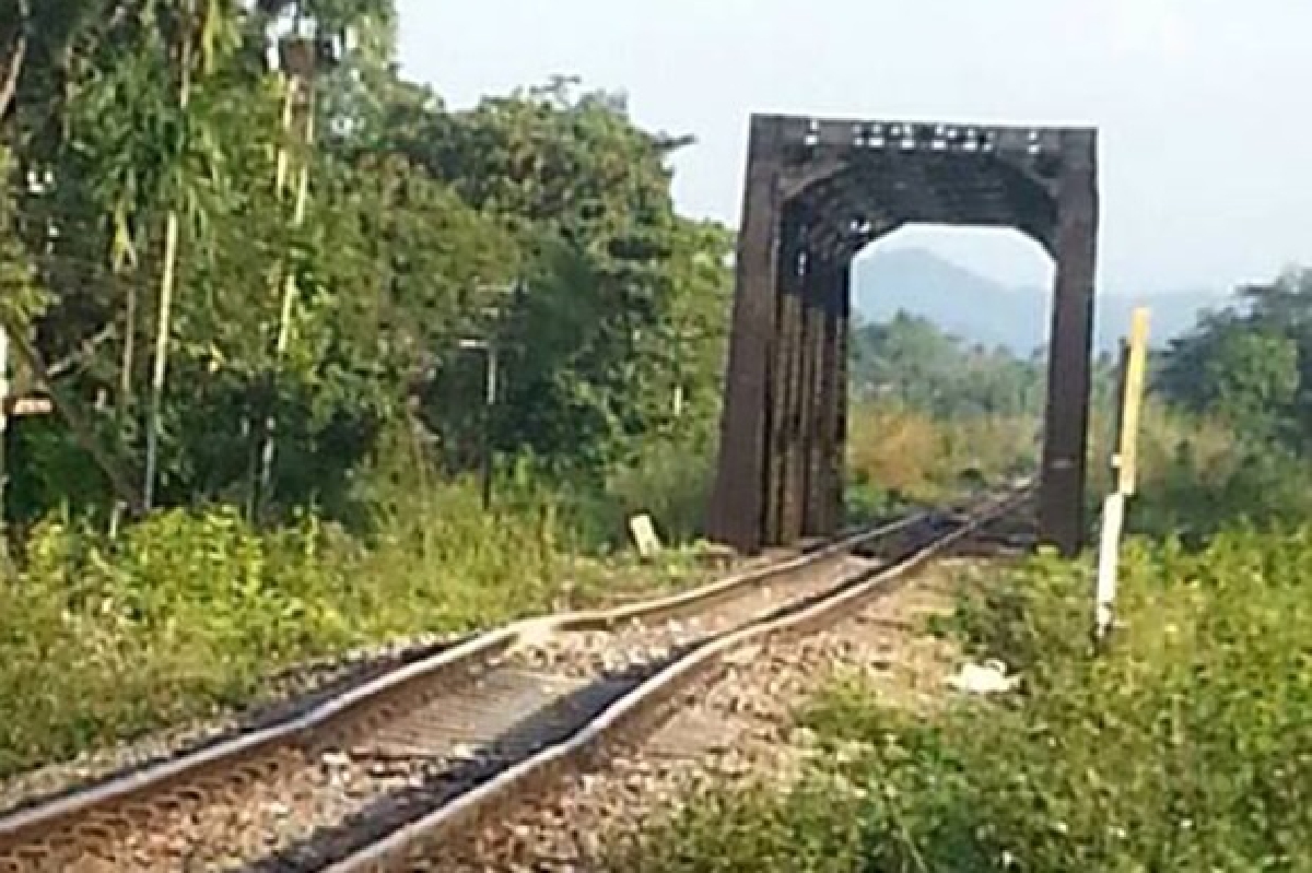 สลด!รถไฟทับพนง.ซ่อมรางดับ สลด!รถไฟทับพนง.ซ่อมรางดับ