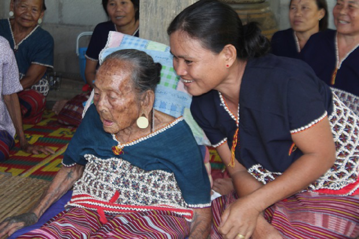 พบแม่เฒ่ากะเหรี่ยงอายุกว่า 100 ปี พบแม่เฒ่ากะเหรี่ยงอายุกว่า 100 ปี