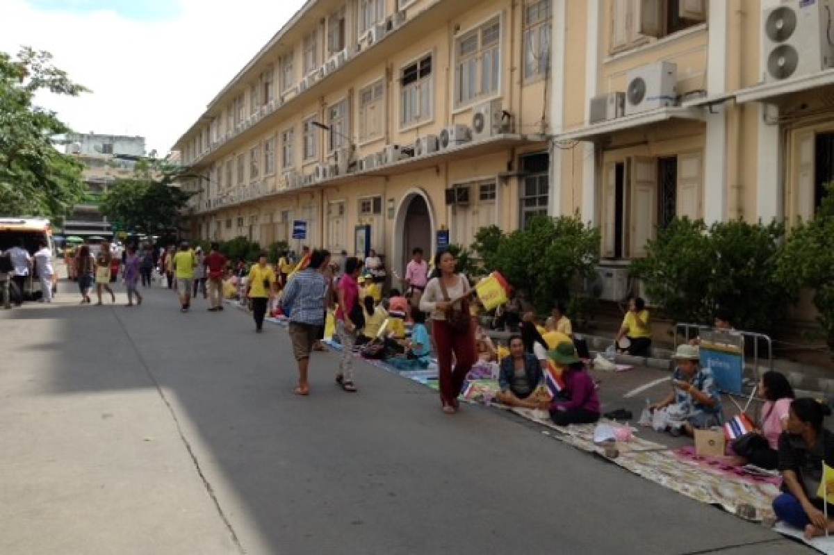 พสกนิกรปักหลักศิริราชรอเฝ้าฯในหลวง-ราชินี พสกนิกรปักหลักศิริราชรอเฝ้าฯในหลวง-ราชินี
