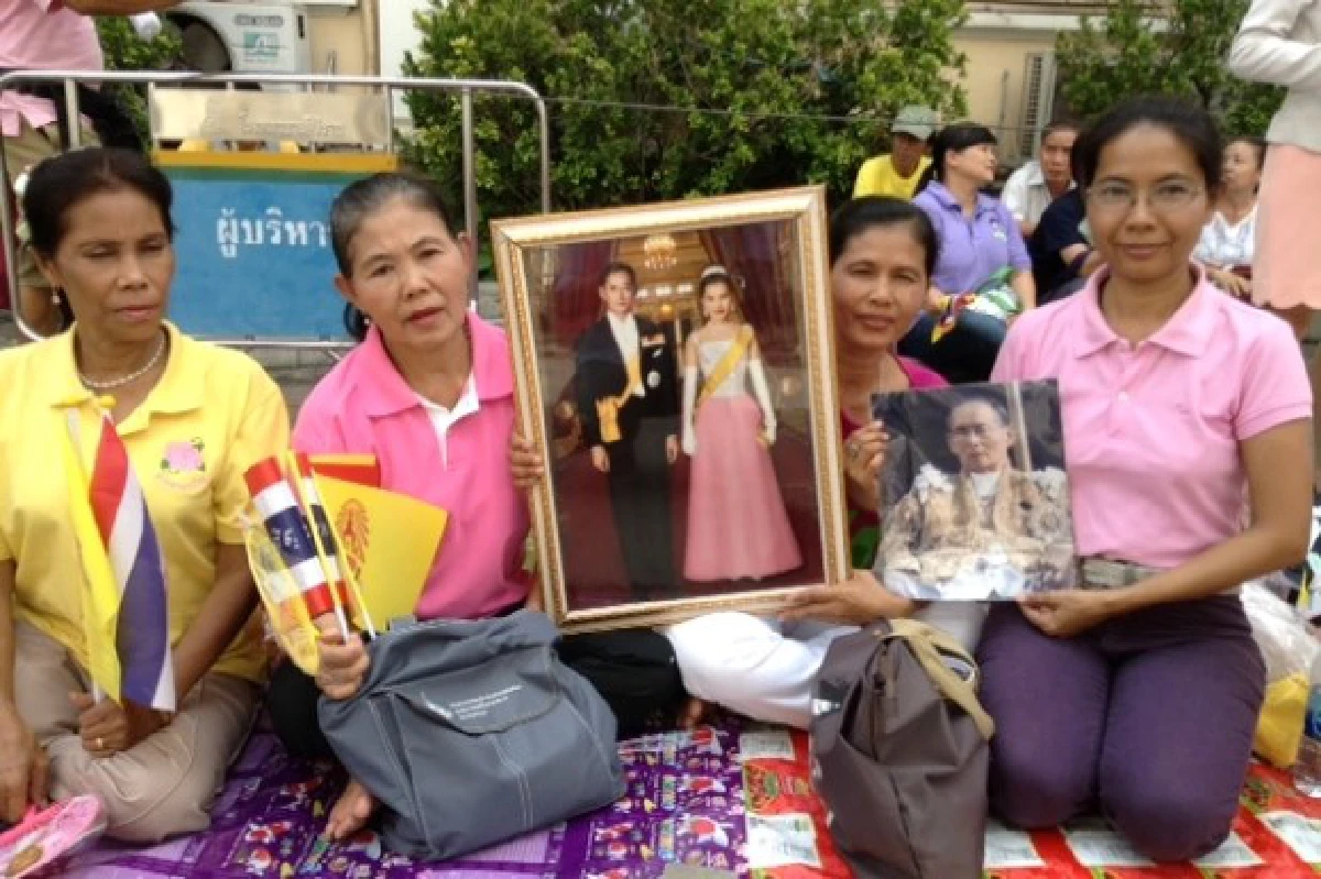 พสกนิกรปักหลักศิริราชรอเฝ้าฯในหลวง-ราชินี