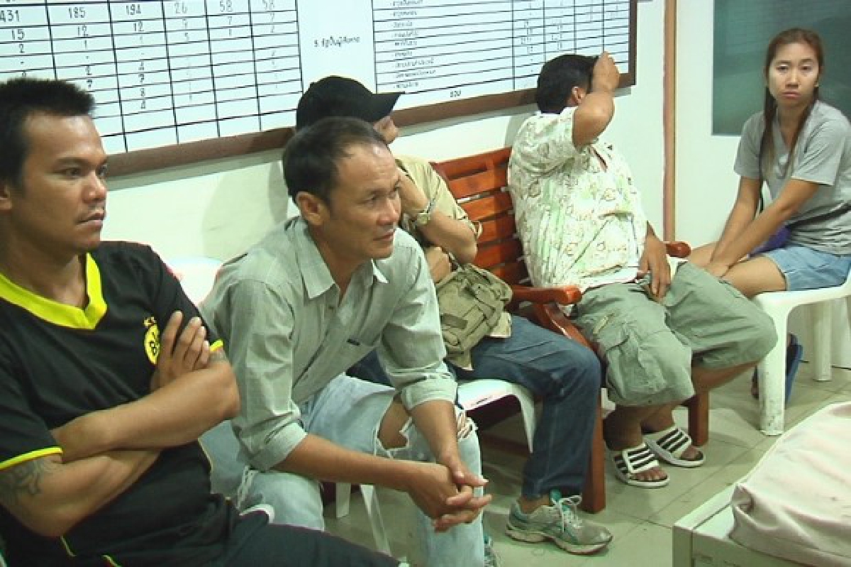 จับผีพนันนับสิบตั้งวงไฮโลข้างงานศพ จับผีพนันนับสิบตั้งวงไฮโลข้างงานศพ