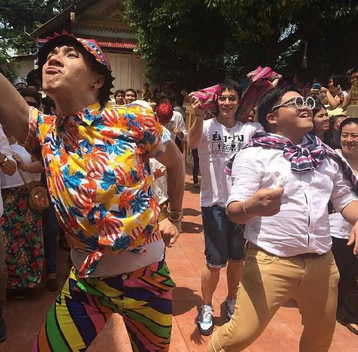 งานบวช"ตูมตาม-คริส"คึกคัก! พี่น้องเดอะสตาร์ร่วมงานเพียบ