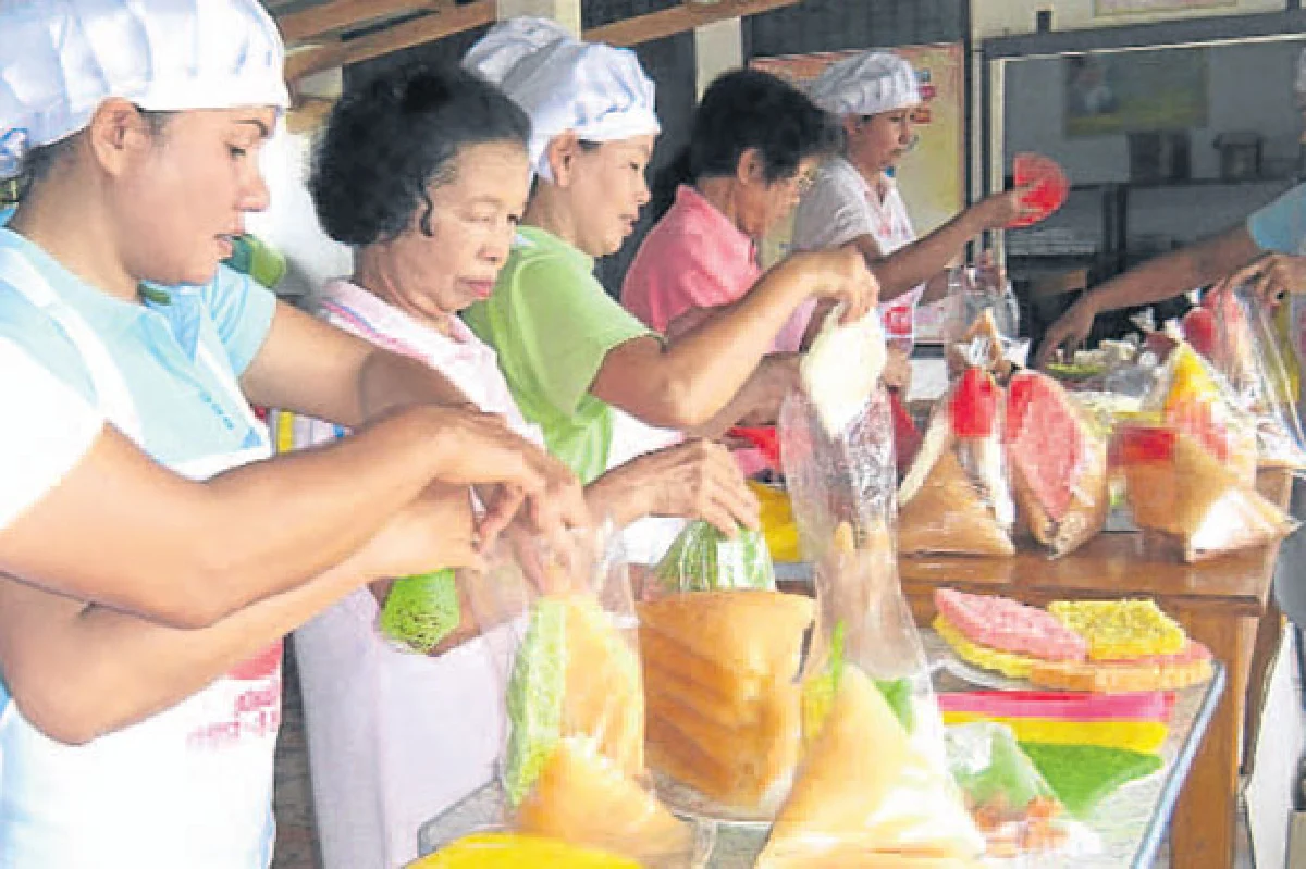 ขนมเดือนสิบเงินล้าน ชุมชนบ้านกลาง