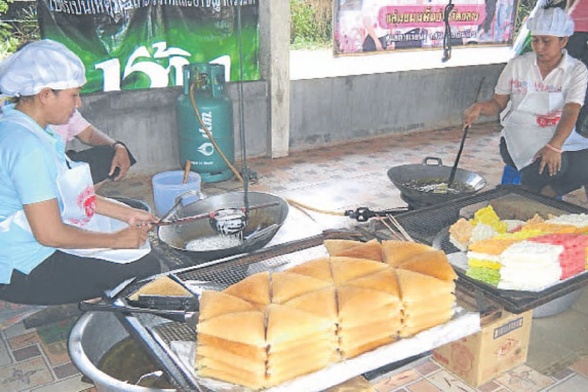 ขนมเดือนสิบเงินล้าน ชุมชนบ้านกลาง