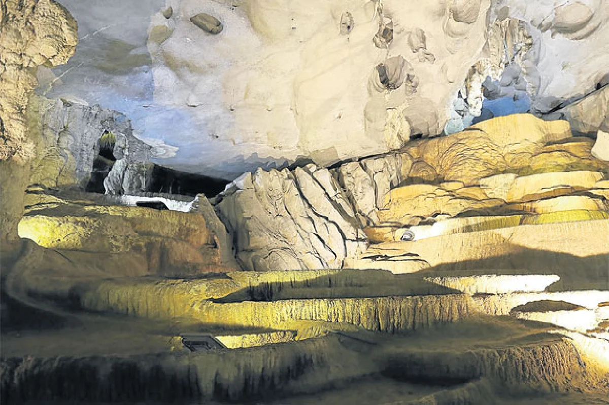 มองถ้ำ ‘ฟ็องญา’