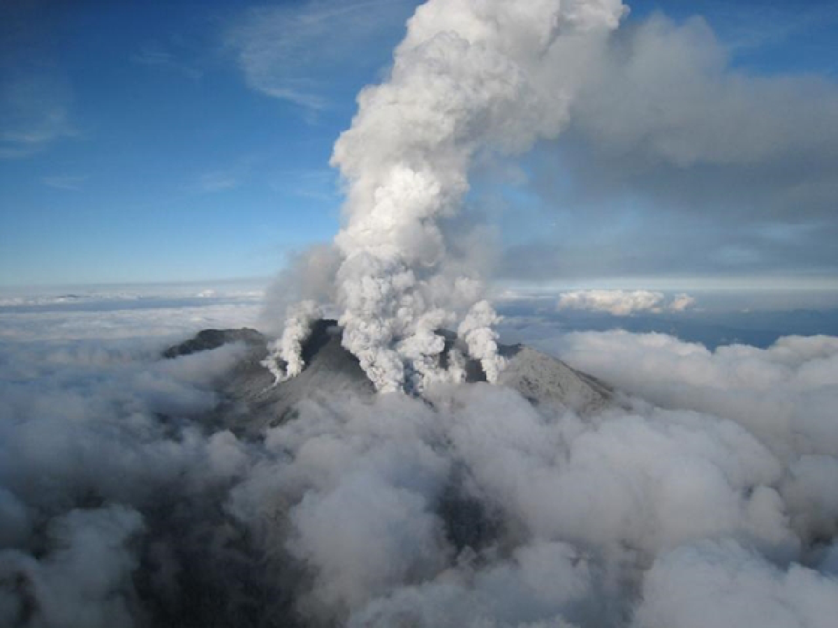 Sudden volcano causes death, panic in Japan