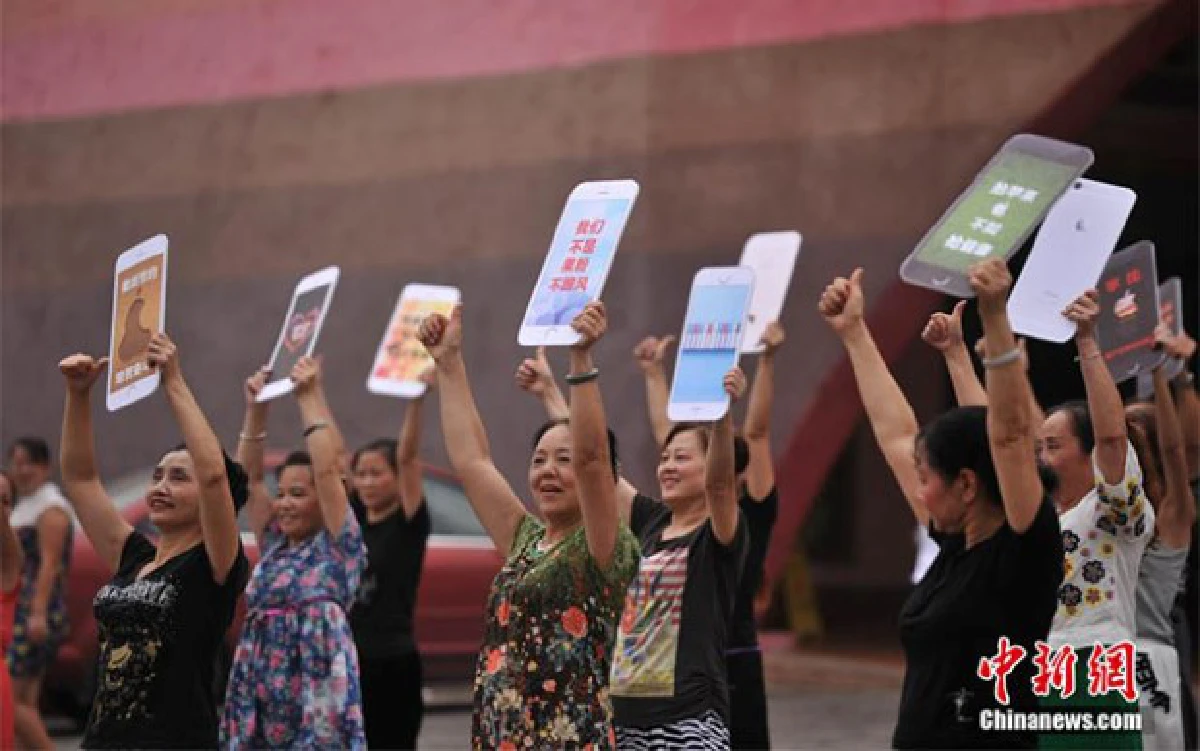 ป้าจีนร่วมเต้นเตือนคนอย่าหลง'ไอโฟน6'มาก