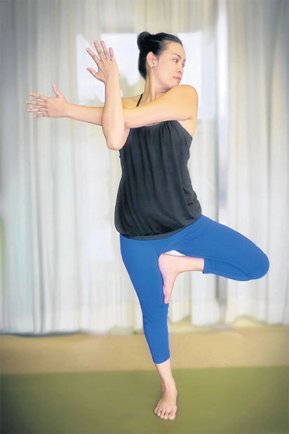 ท่าต้นไม้ยืดหัวไหล่