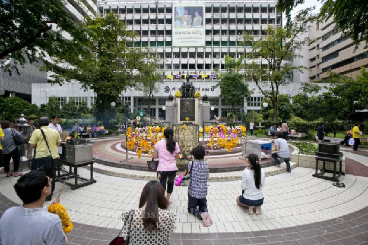 พสกนิกรทยอยร่วมลงนามถวายพระพรในหลวง