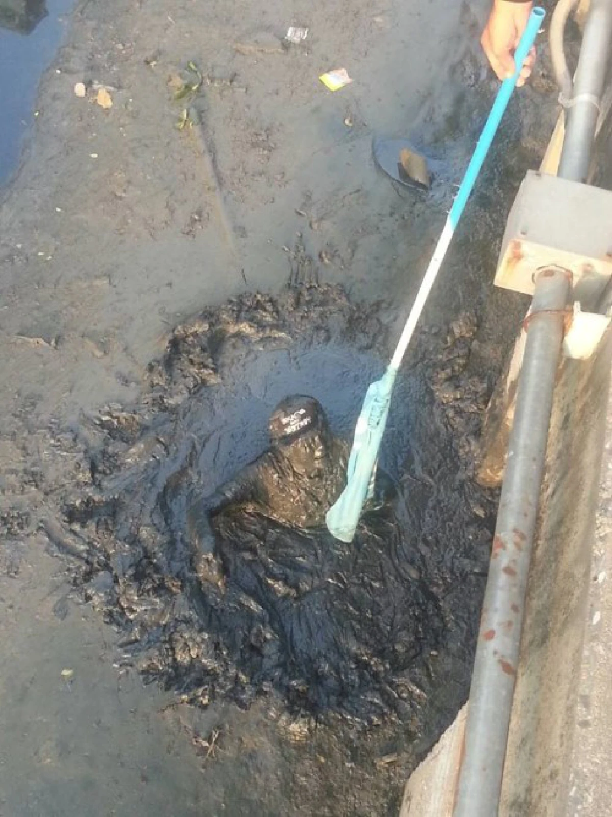 กู้ภัยช่วยชายพลัดตกคลองเจอโคลนดูดย่านพระราม9