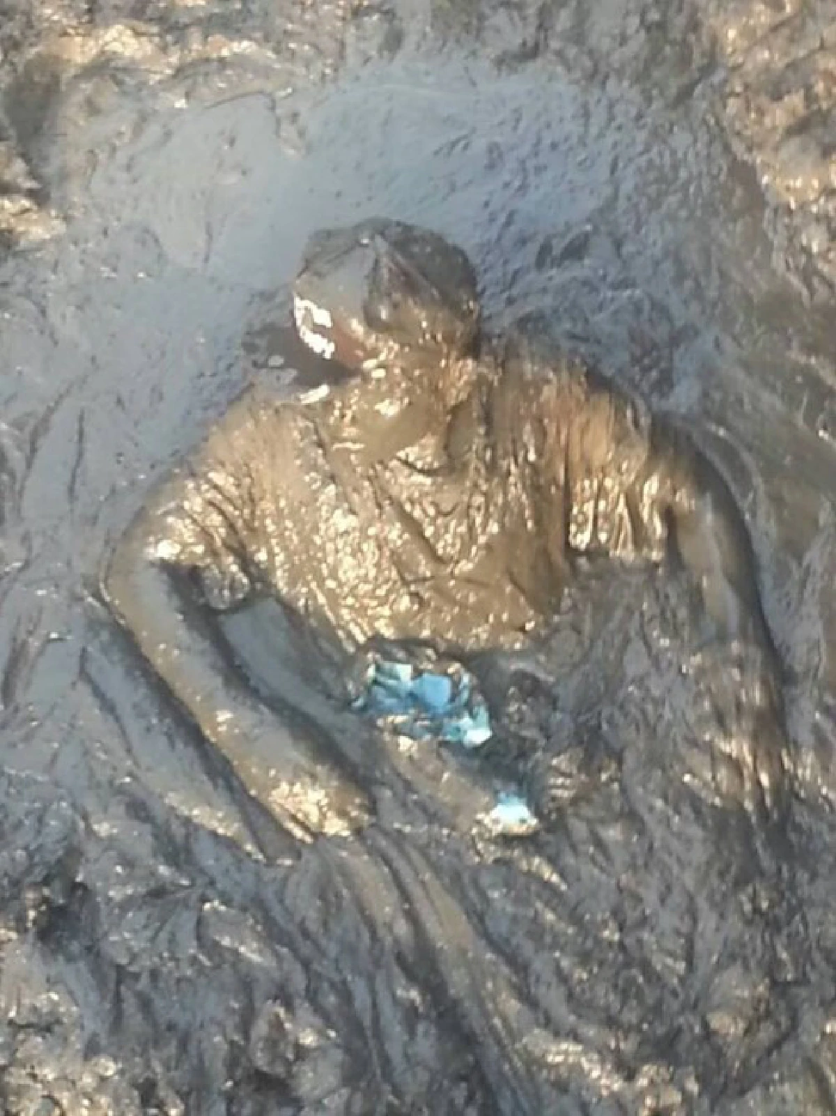 กู้ภัยช่วยชายพลัดตกคลองเจอโคลนดูดย่านพระราม9