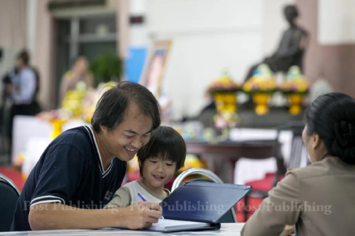 พสกนิกรทยอยร่วมลงนามถวายพระพรในหลวง