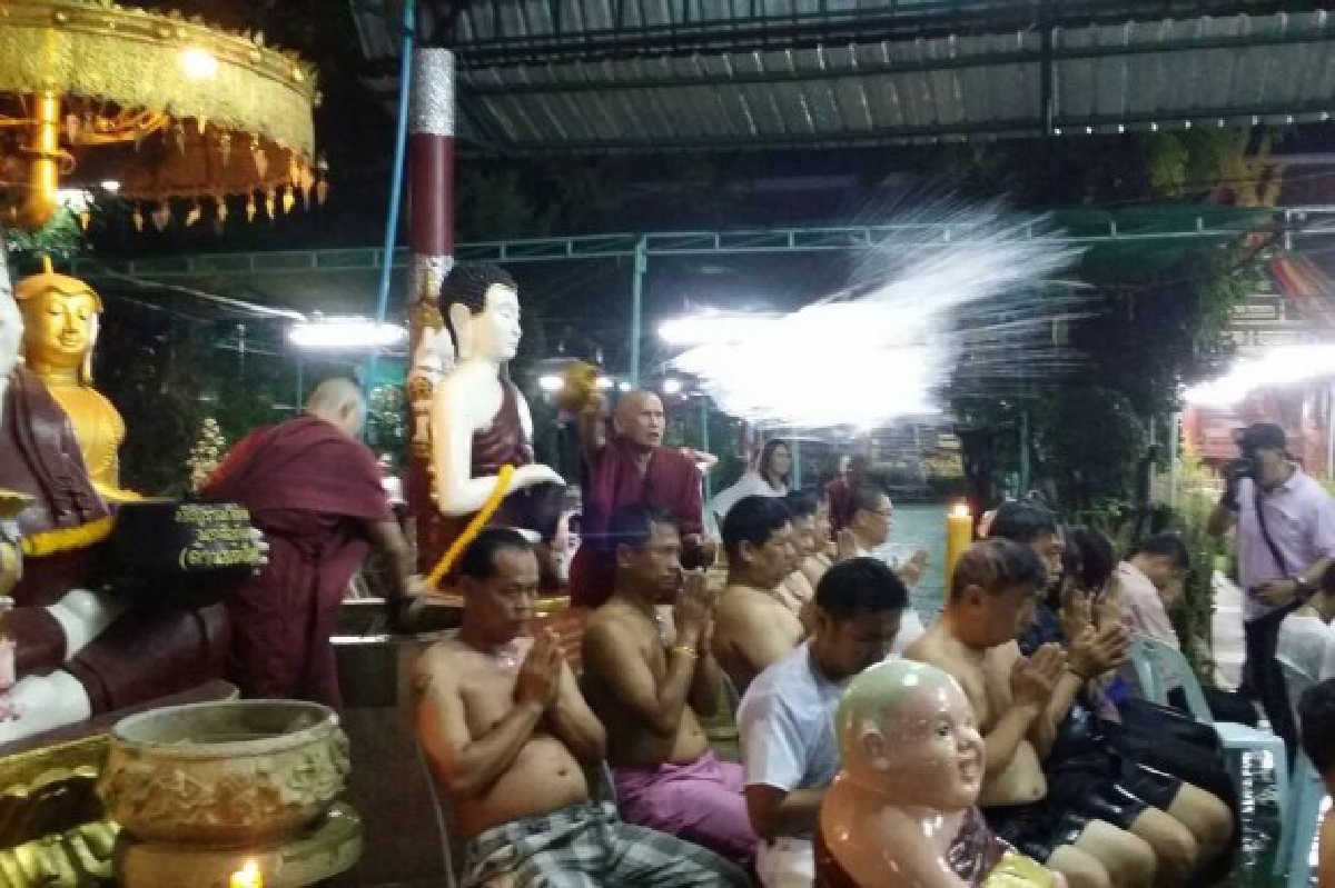 ชาวเชียงใหม่อาบน้ำมนต์กลางแสงจันทร์ ชาวเชียงใหม่อาบน้ำมนต์กลางแสงจันทร์
