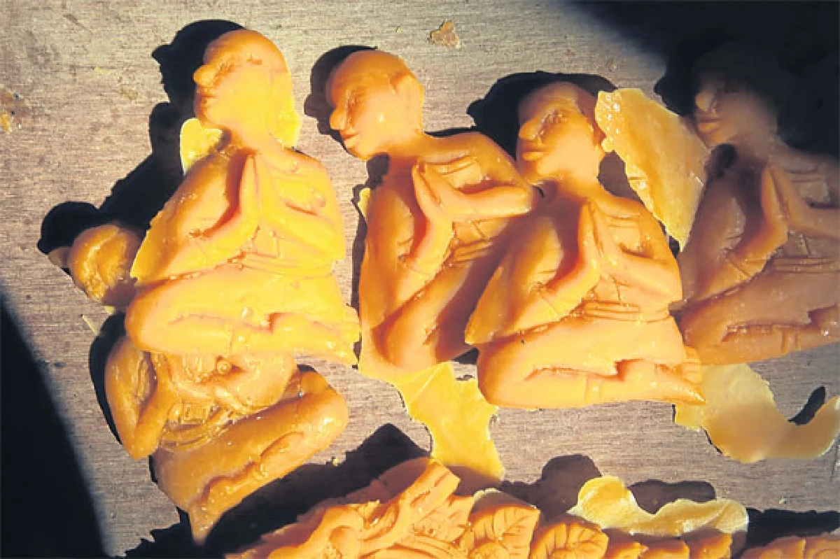 แสงสาด ปราสาทผึ้ง