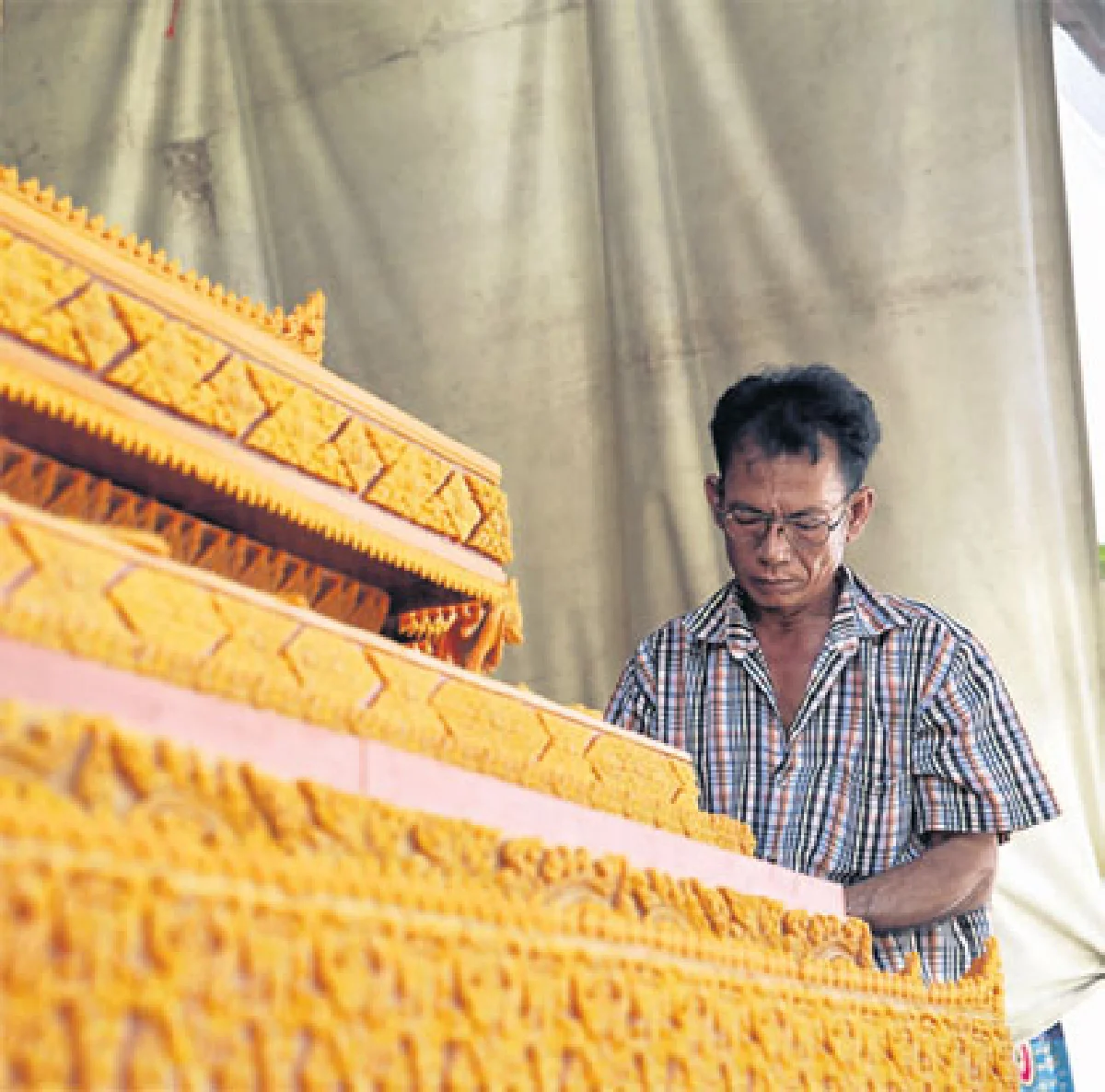 แสงสาด ปราสาทผึ้ง