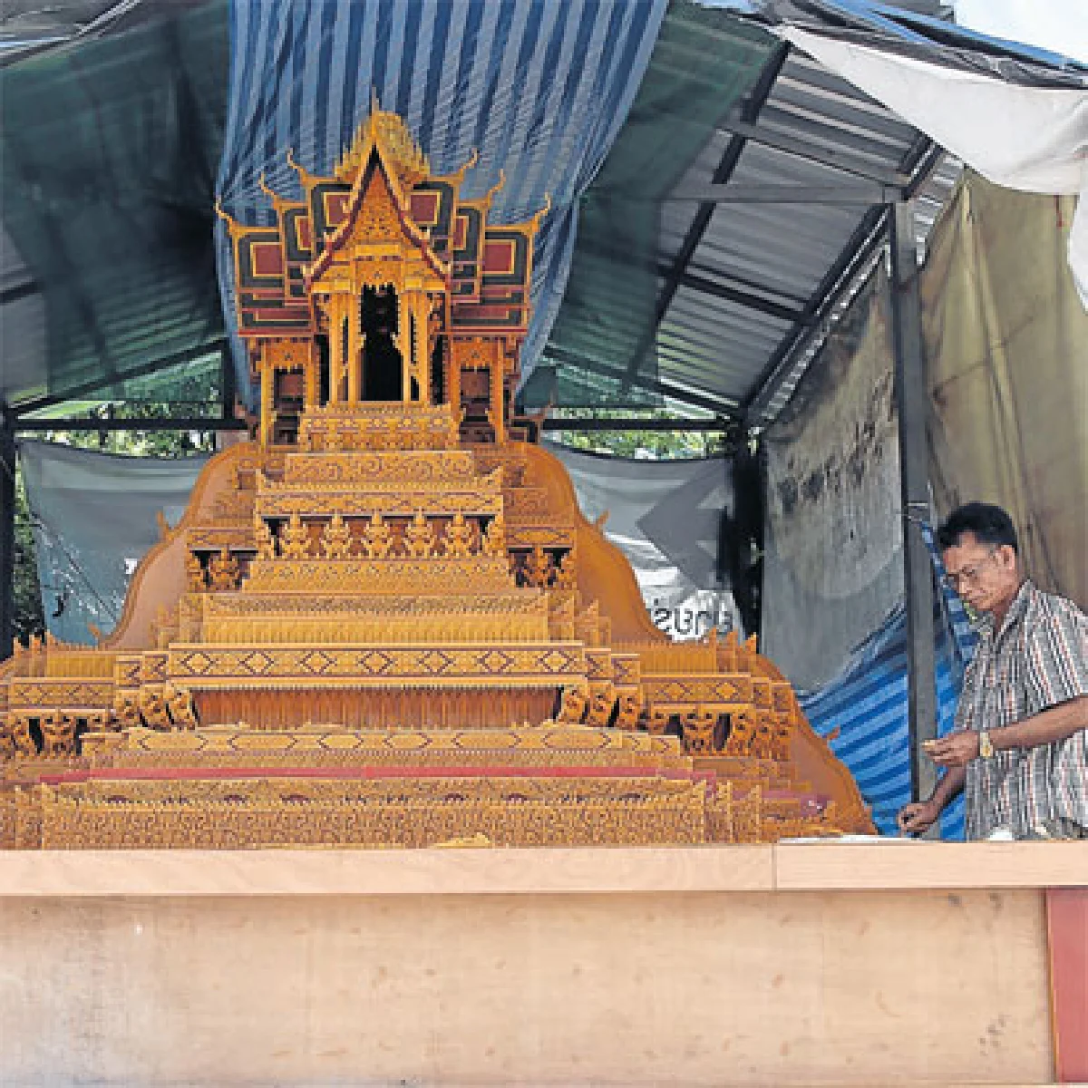 แสงสาด ปราสาทผึ้ง