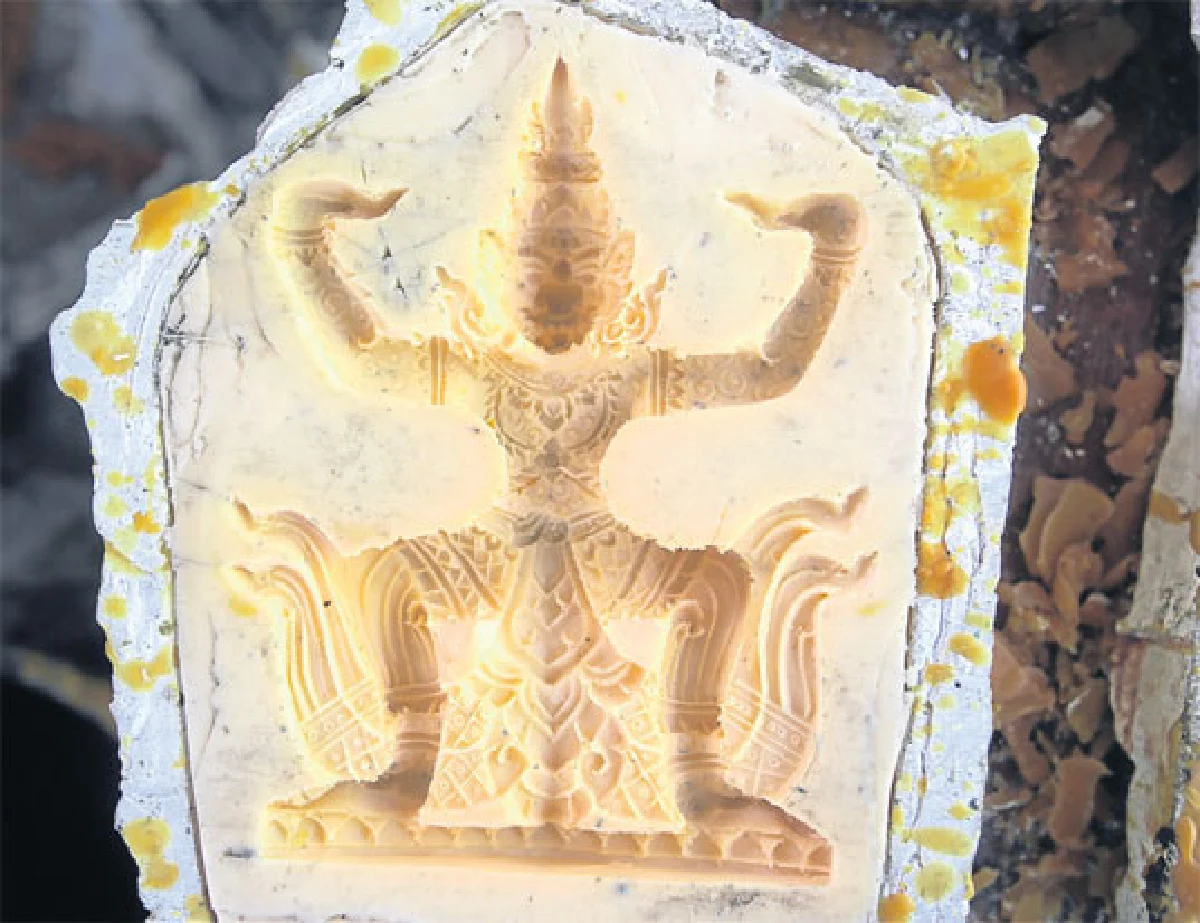 แสงสาด ปราสาทผึ้ง