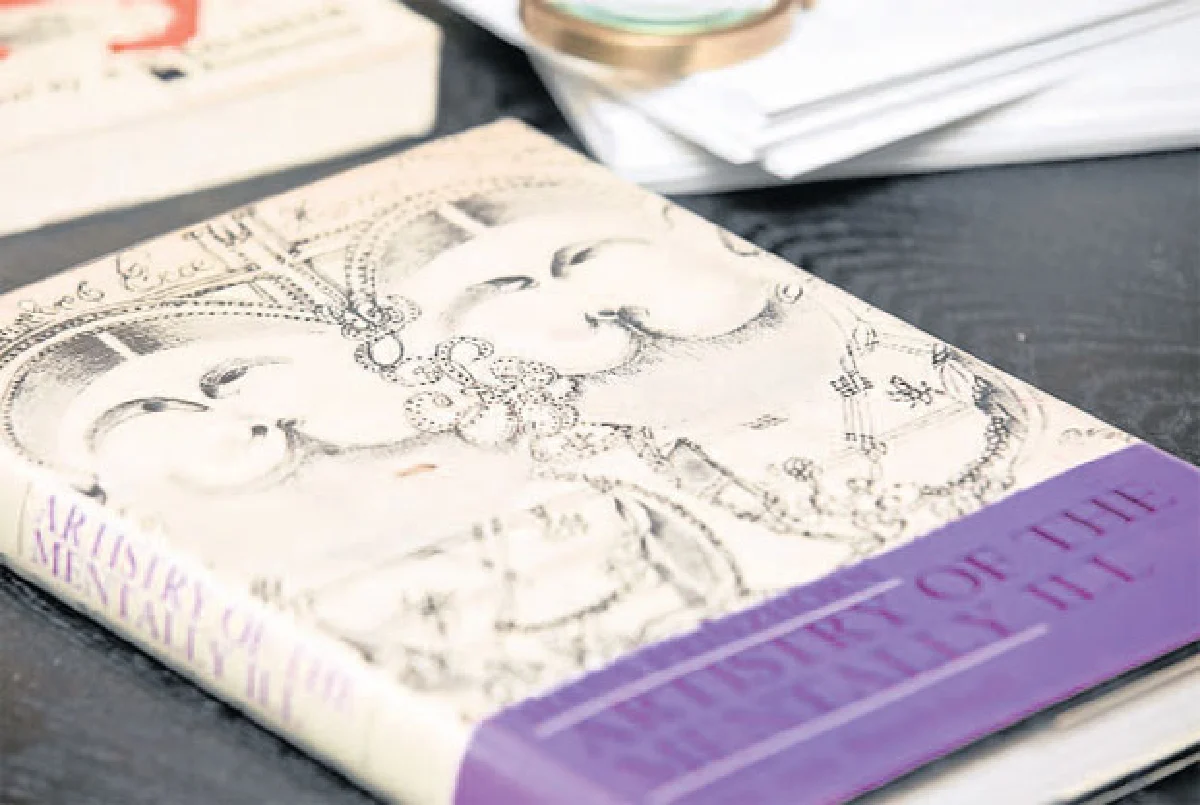 หนังสือศิลปะสุดหวงของ อรนลิน โลจนะโกสินทร์
