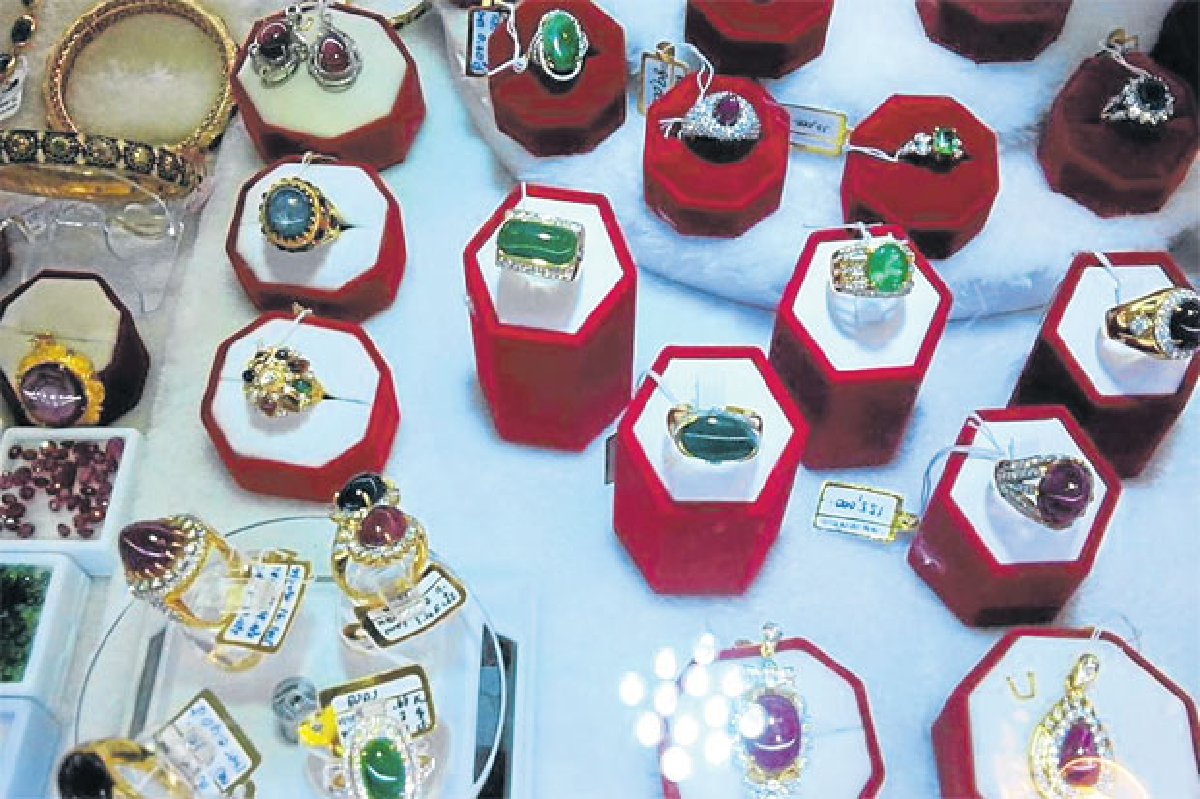 แม่สอด ตลาดพลอยริมรั้วชายแดนไทยพม่า แม่สอด ตลาดพลอยริมรั้วชายแดนไทยพม่า