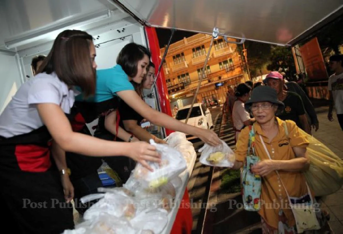 ภารกิจ "หมูแดง" รถใจดีแจกอาหารฟรีคนยากไร้