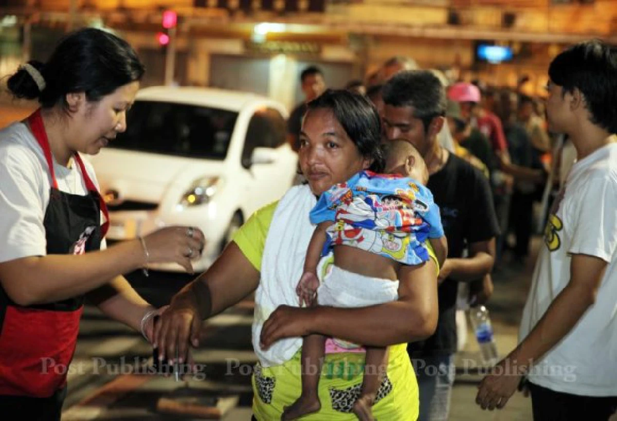 ภารกิจ "หมูแดง" รถใจดีแจกอาหารฟรีคนยากไร้