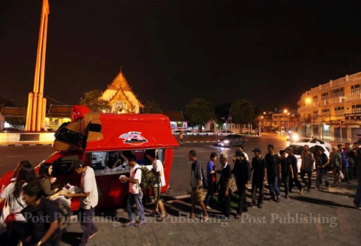 ภารกิจ "หมูแดง" รถใจดีแจกอาหารฟรีคนยากไร้