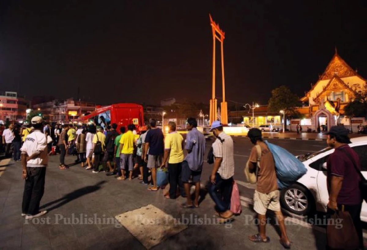 ภารกิจ "หมูแดง" รถใจดีแจกอาหารฟรีคนยากไร้