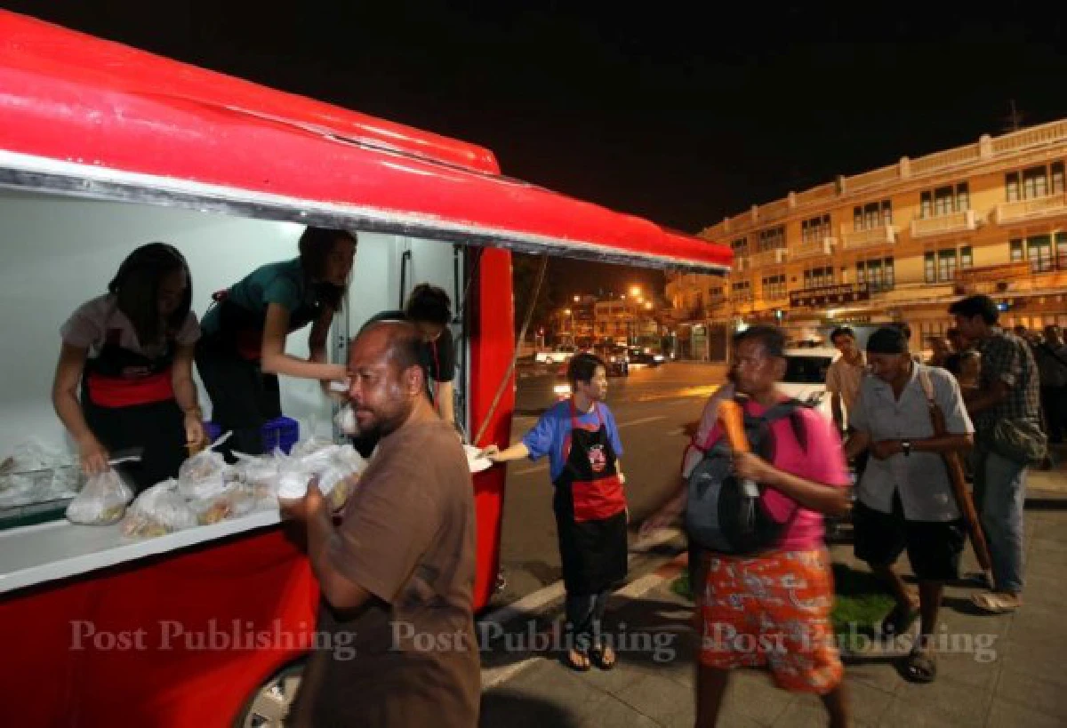 ภารกิจ "หมูแดง" รถใจดีแจกอาหารฟรีคนยากไร้