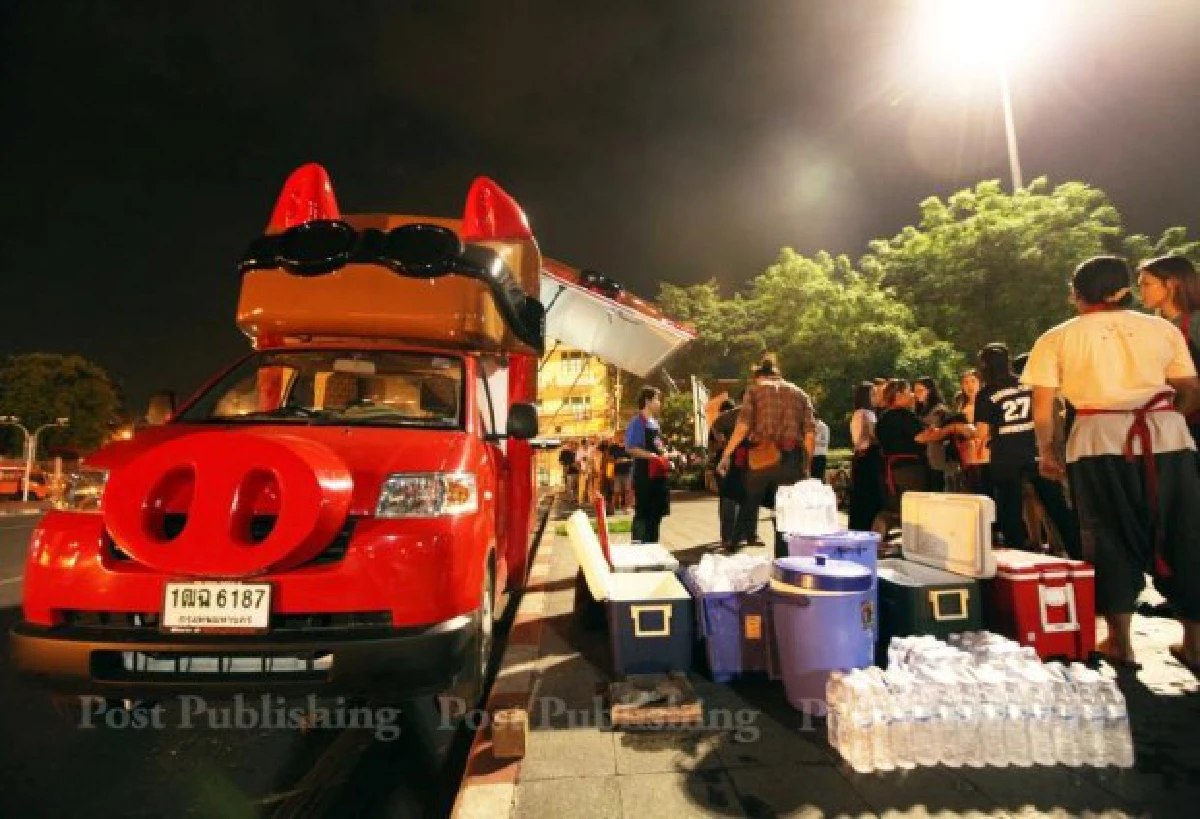 ภารกิจ "หมูแดง" รถใจดีแจกอาหารฟรีคนยากไร้