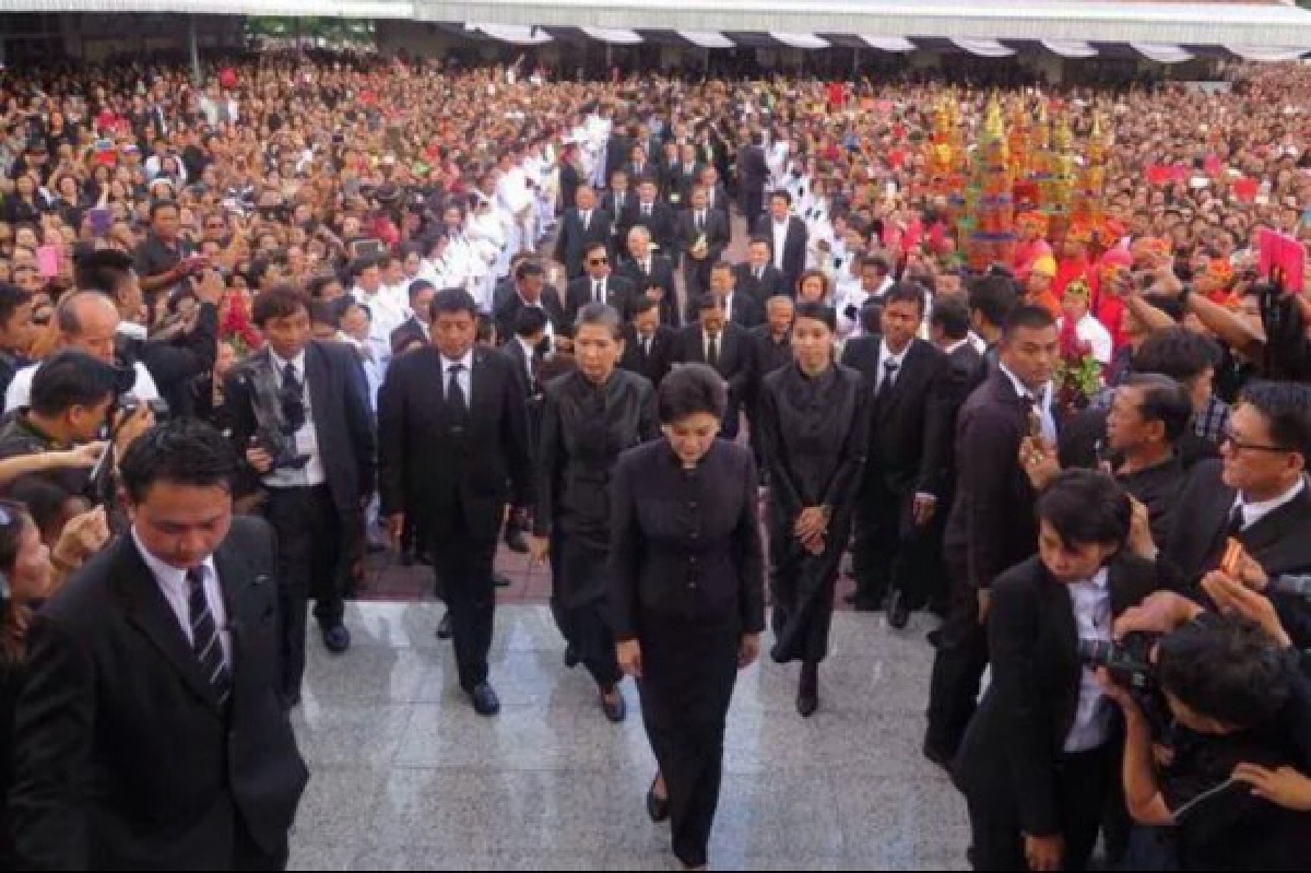 "ปู" ร่วมพิธีพระราชทานเพลิงอภิวันท์ นปช.อาลัยแน่น "ปู" ร่วมพิธีพระราชทานเพลิงอภิวันท์ นปช.อาลัยแน่น