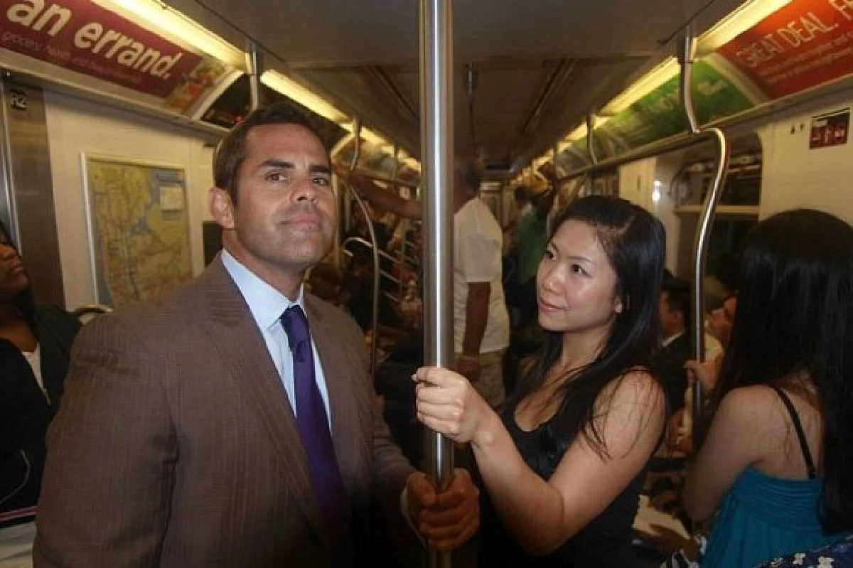 หนุ่มมะกันออกหนังสือฮาวทูจีบสาว500คนในรถใต้ดิน