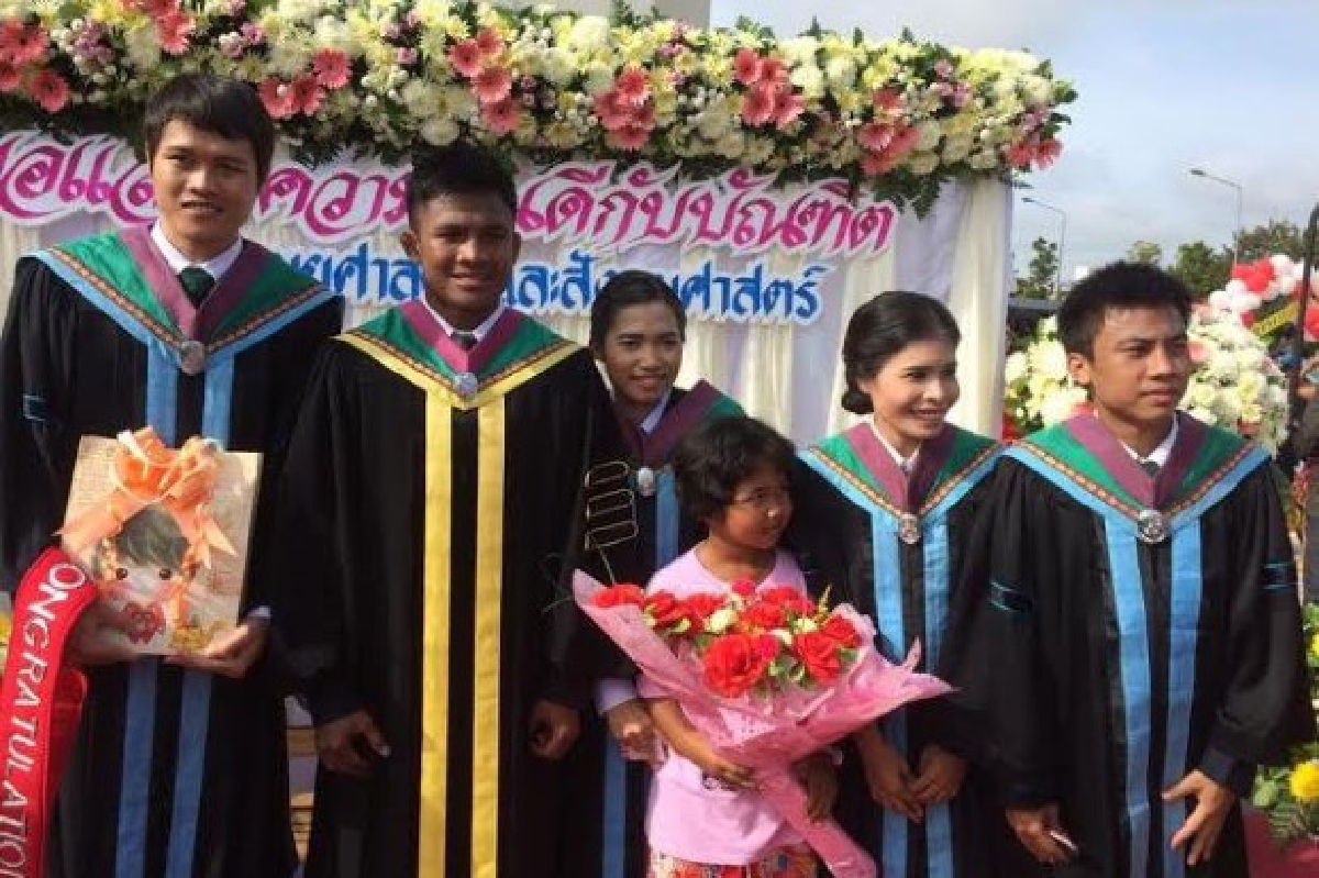บัวขาวซ้อมรับปริญญาบัณฑิตขอถ่ายภาพคึก บัวขาวซ้อมรับปริญญาบัณฑิตขอถ่ายภาพคึก