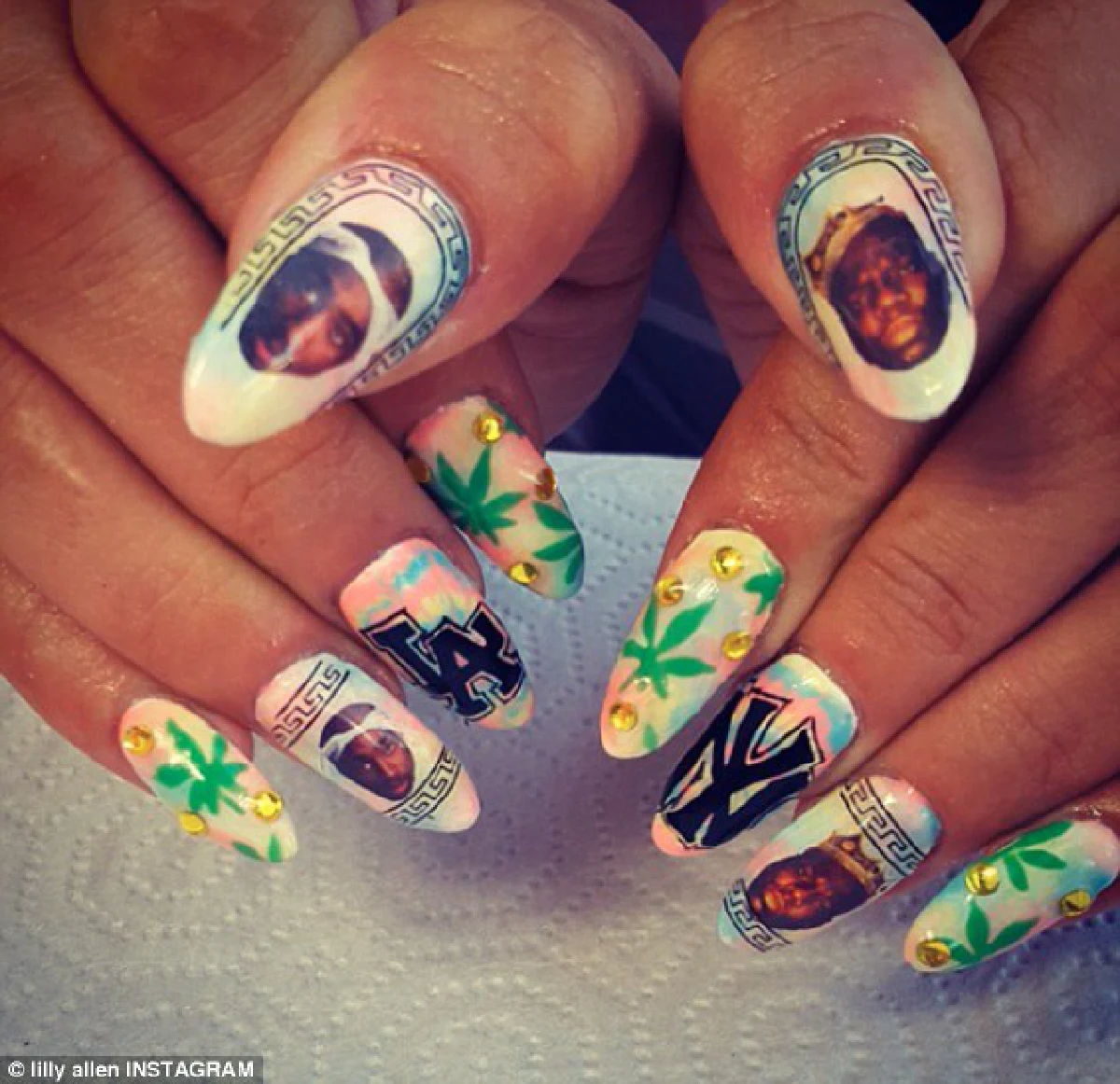 เทรนด์ใหม่คนดัง"nailfie"คนอวดเล็บ