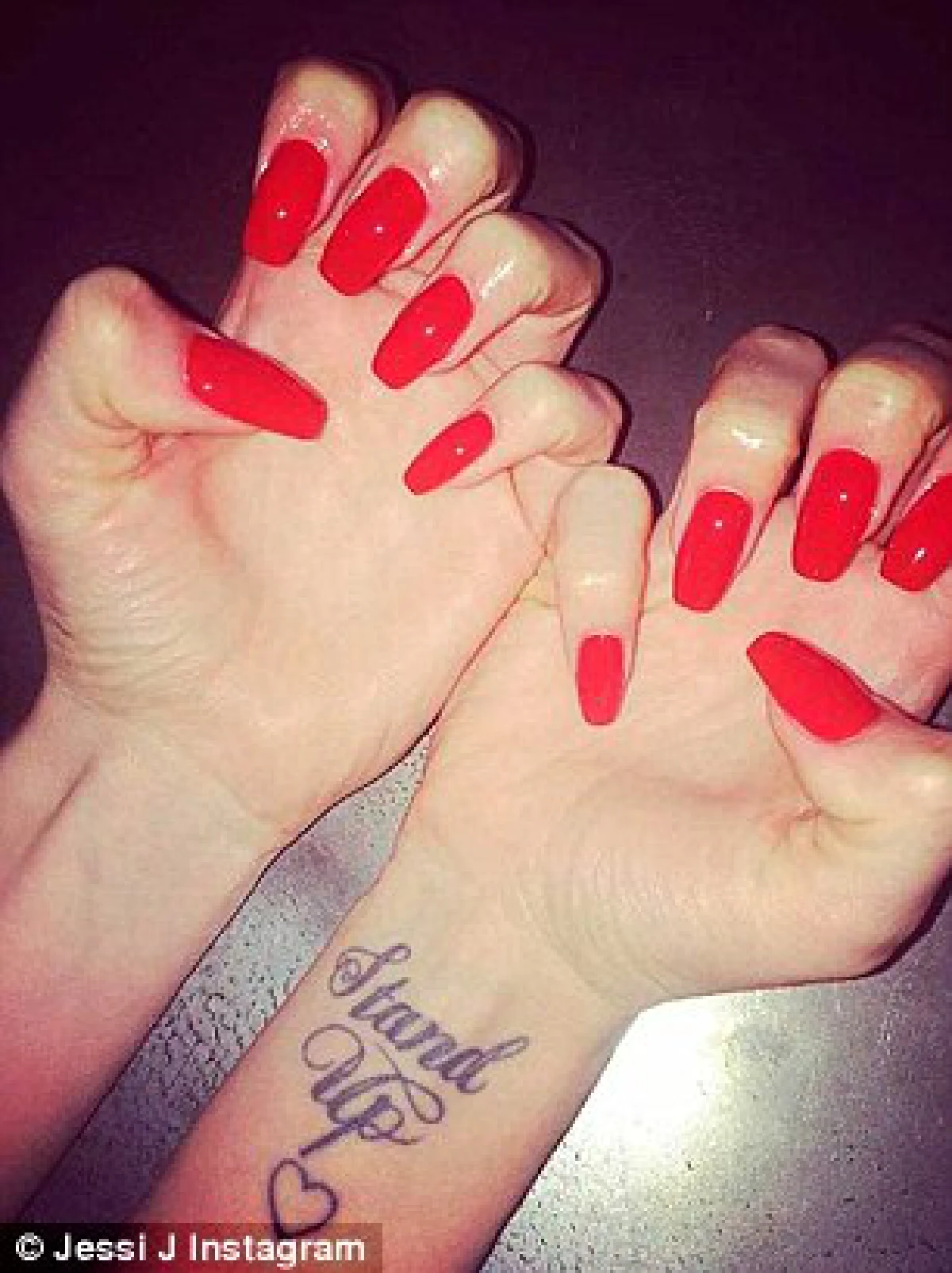 เทรนด์ใหม่คนดัง"nailfie"คนอวดเล็บ