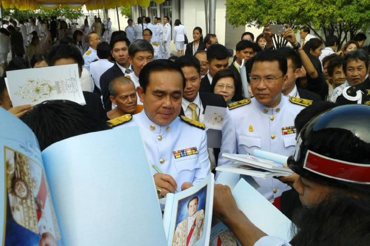 นายกฯถวายผ้าพระกฐินวัดราชนัดดาฯคนแห่ขอลายเซ็น