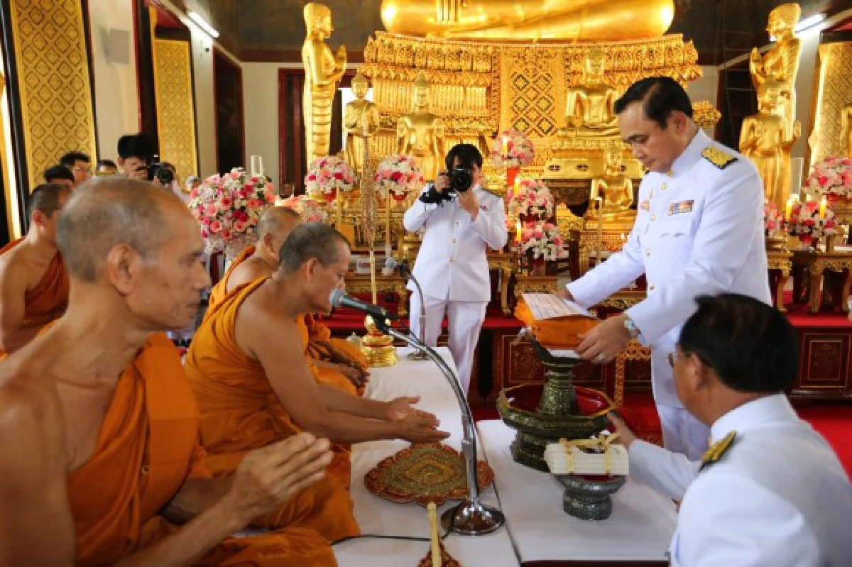 นายกฯถวายผ้าพระกฐินวัดราชนัดดาฯคนแห่ขอลายเซ็น