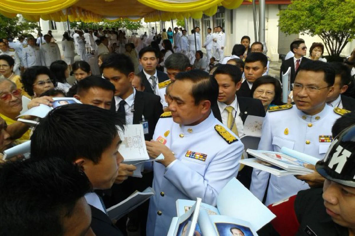 นายกฯถวายผ้าพระกฐินวัดราชนัดดาฯคนแห่ขอลายเซ็น