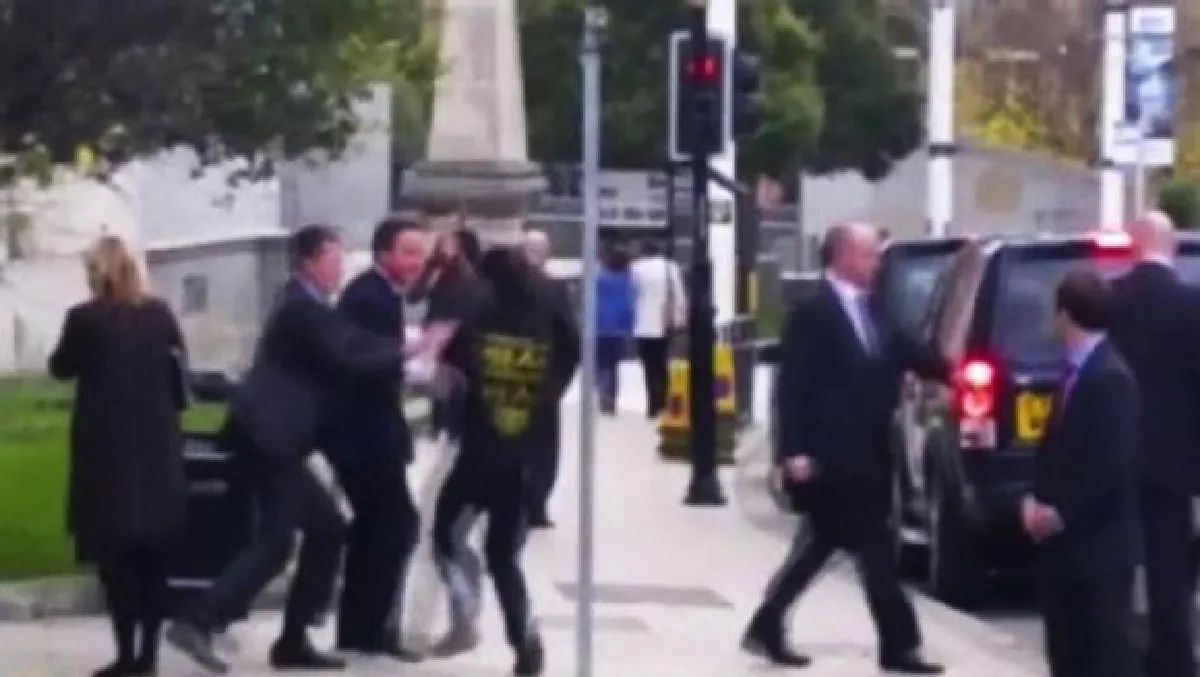 Jogger accidentally runs into British Prime Minister (video)