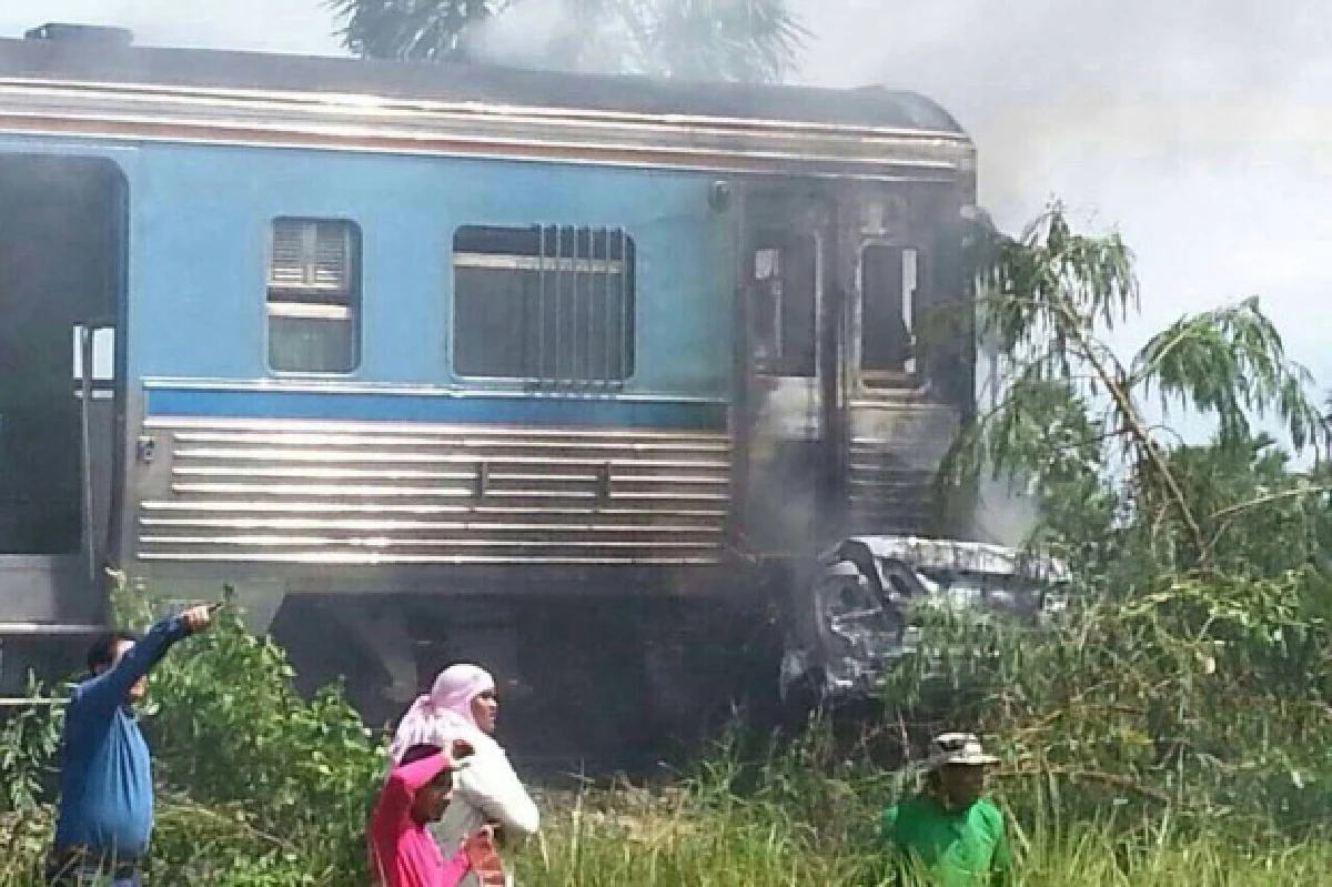 เผยคลิปนาทีรถไฟชนเก๋งที่เพชรบุรีดับ2
