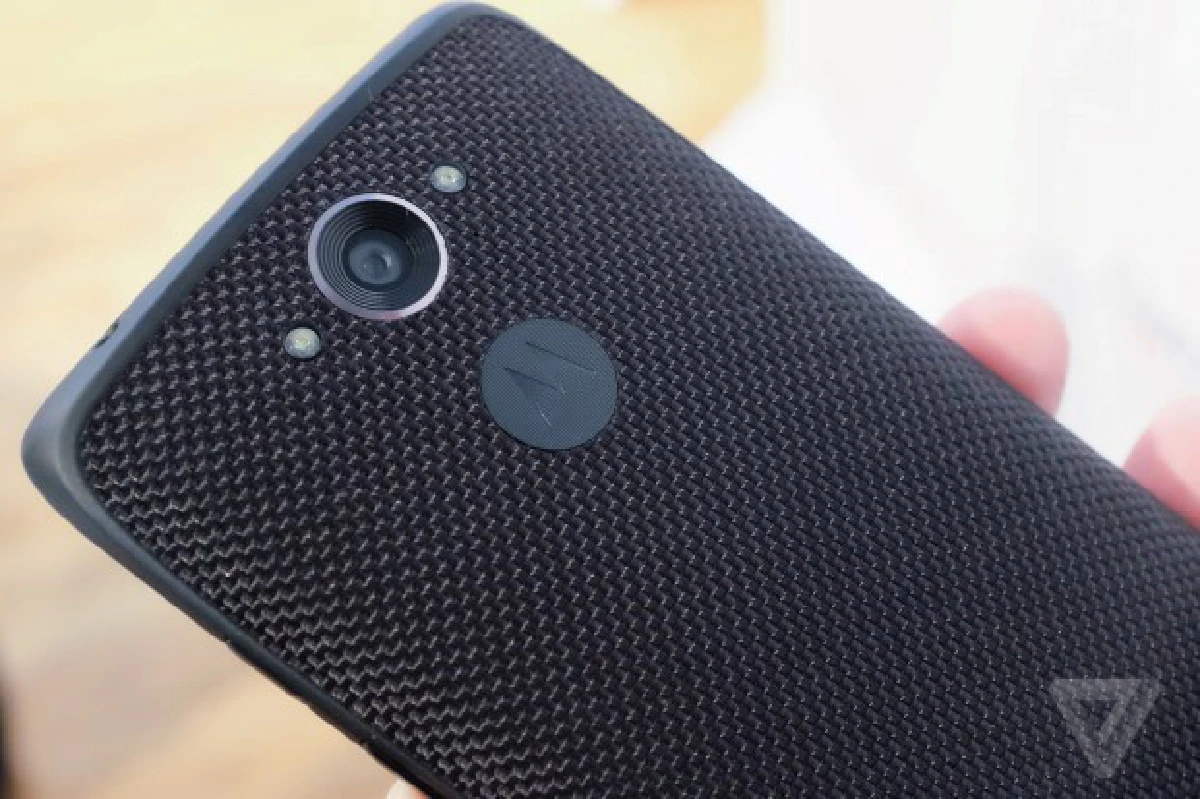 'โมโตฯ'เผยมือถือเรือธงใหม่ แบตอึด-วัสดุเยี่ยม (มีคลิป)