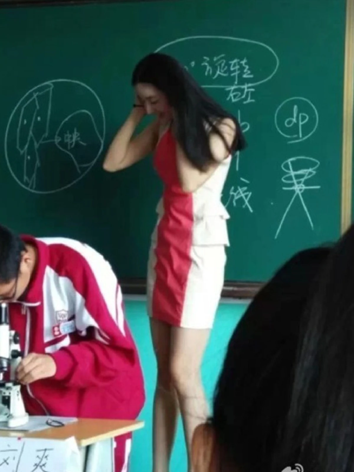 ชาวเน็ตจีนชื่นชมครูสาวแสนสวยแถมเก่ง