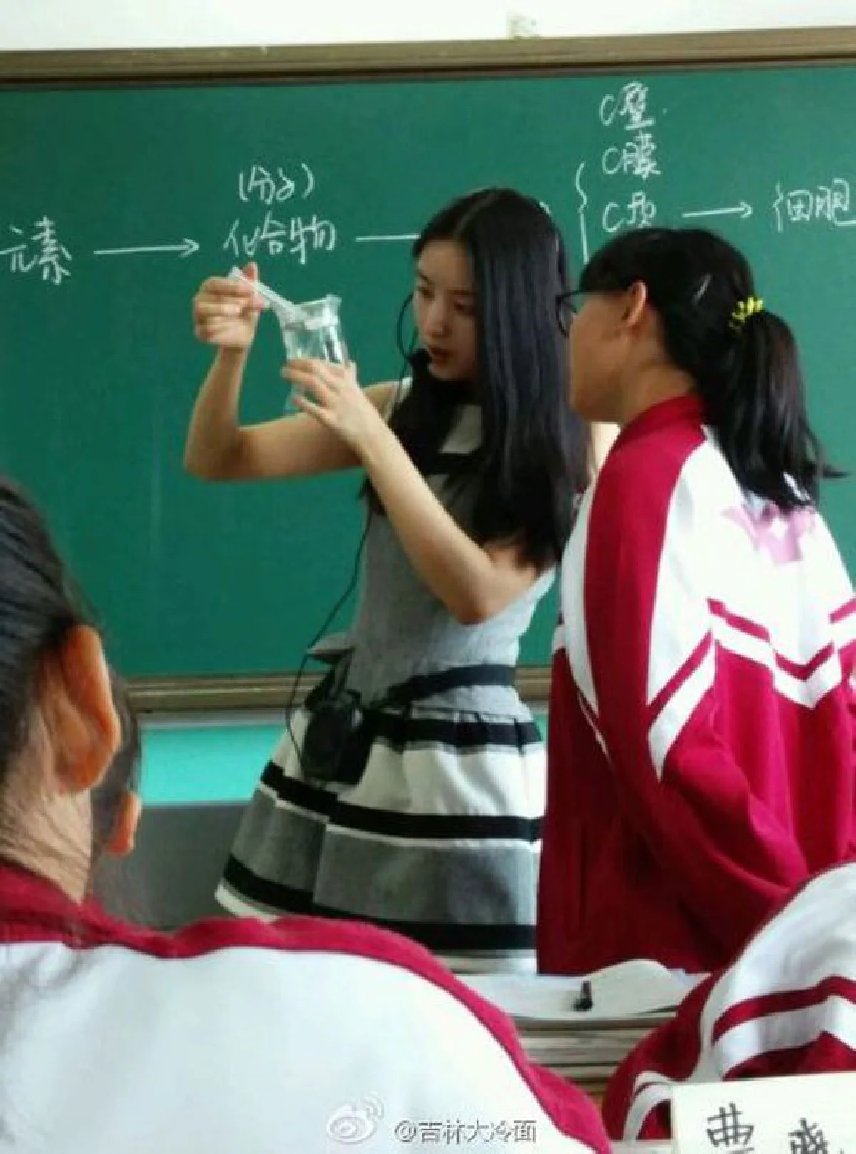 ชาวเน็ตจีนชื่นชมครูสาวแสนสวยแถมเก่ง