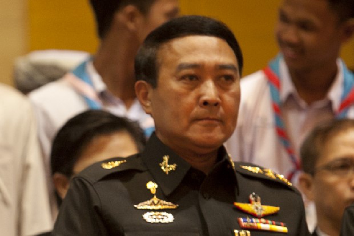 ผบ.ทบ.ยันจำเป็นต้องใช้กฎอัยการศึกต่อเนื่องเพื่อความสงบ ผบ.ทบ.ยันจำเป็นต้องใช้กฎอัยการศึกต่อเนื่องเพื่อความสงบ