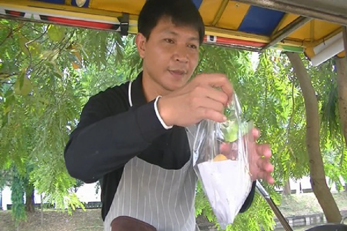 ฮือฮา!"พ่อค้าขนมไข่นกกระทา" จัดโปรฯคนแก่กินฟรี-นร.จ่ายทีหลัง