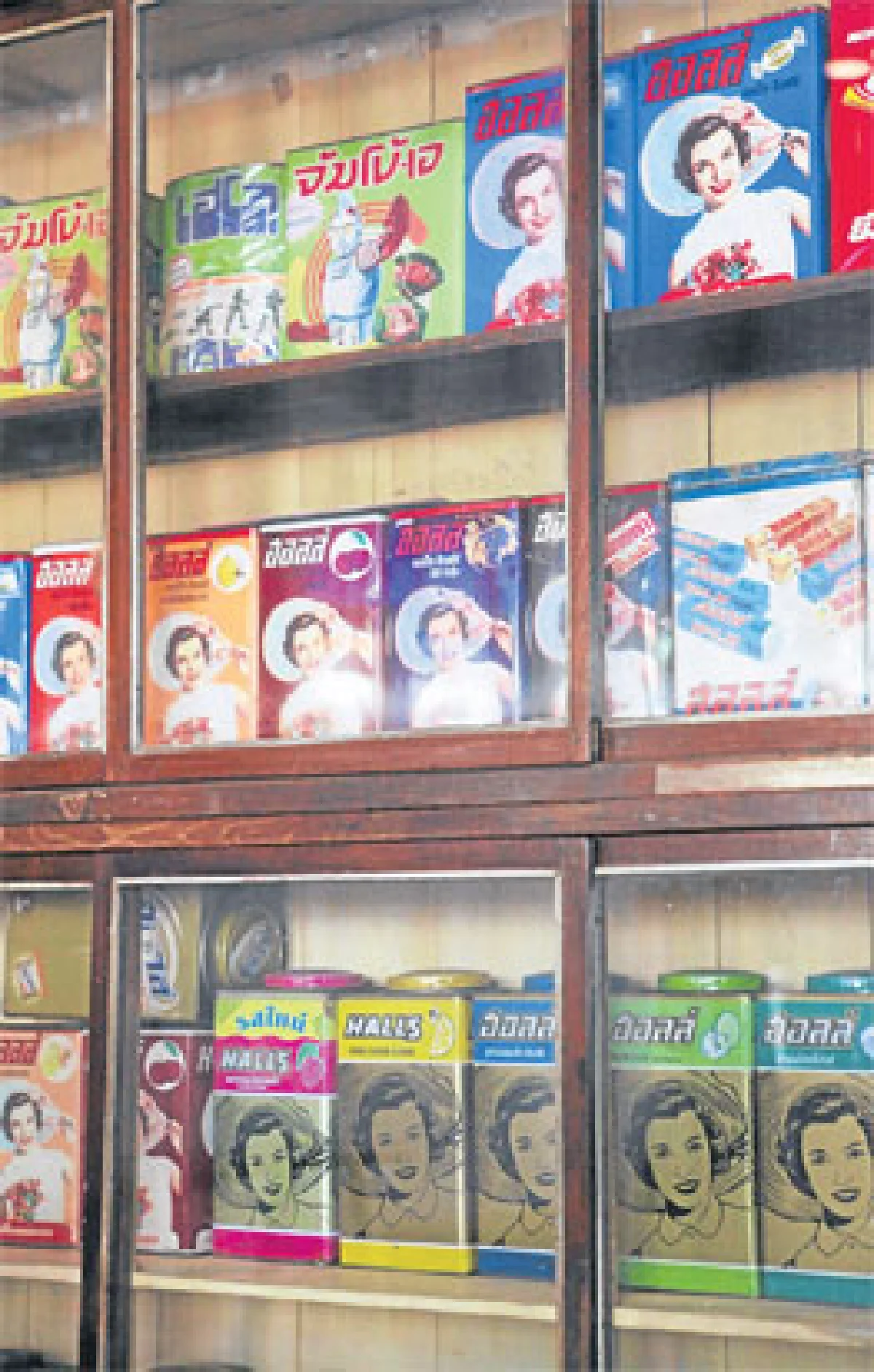 กระป๋องสังกะสีหลากสีสัน สุดรัก ของ ภาคภูมิ ปฐมสาคร