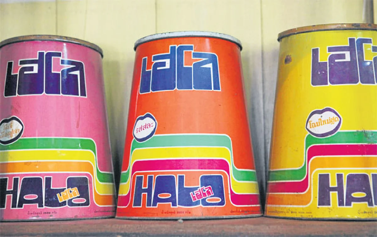 กระป๋องสังกะสีหลากสีสัน สุดรัก ของ ภาคภูมิ ปฐมสาคร