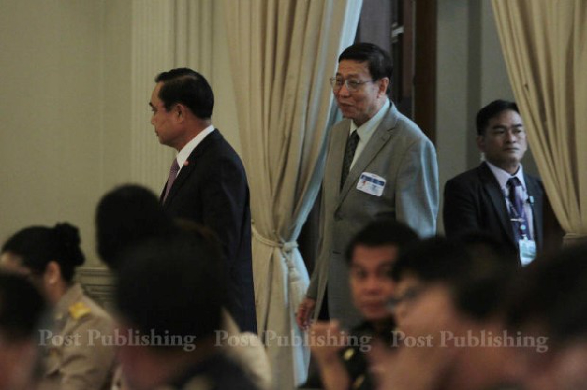 พรเพชรถกบิ๊กตู่นอกรอบหลังกลุ่มการเมืองขู่ก่อม็อบ พรเพชรถกบิ๊กตู่นอกรอบหลังกลุ่มการเมืองขู่ก่อม็อบ