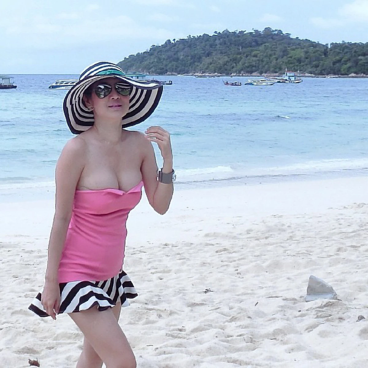 แซ่บเว่อร์!"หมออ้อย"อวดหุ่นเซ็กซี่ที่เกาะหลีเป๊ะ